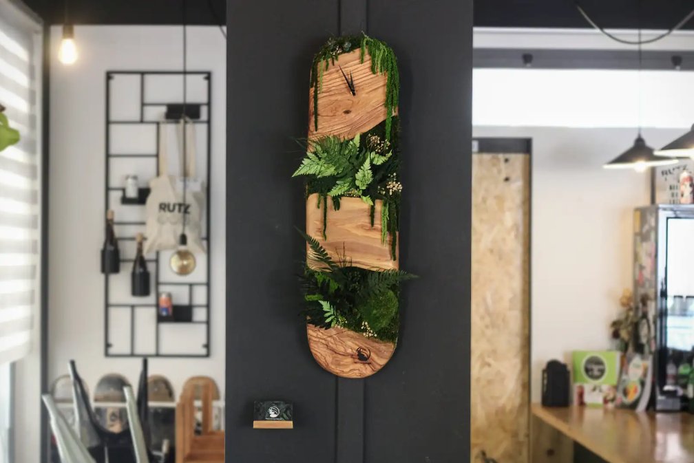 Orologio in legno con verde stabilizzato