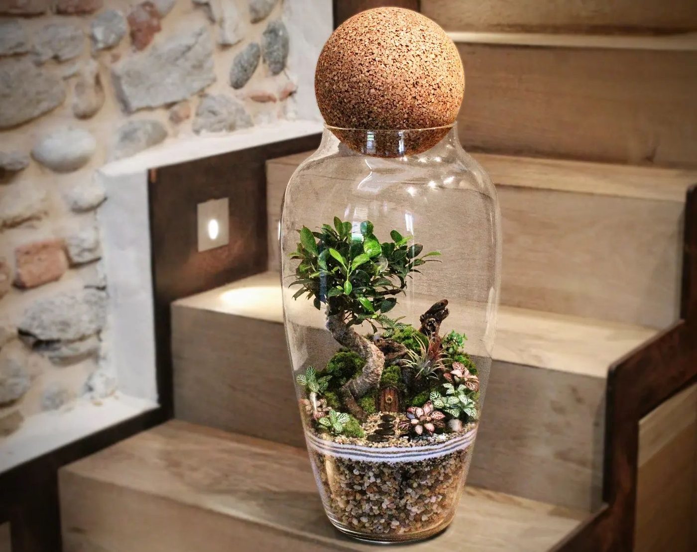 Terrarium a bottiglia con sfera in sughero
